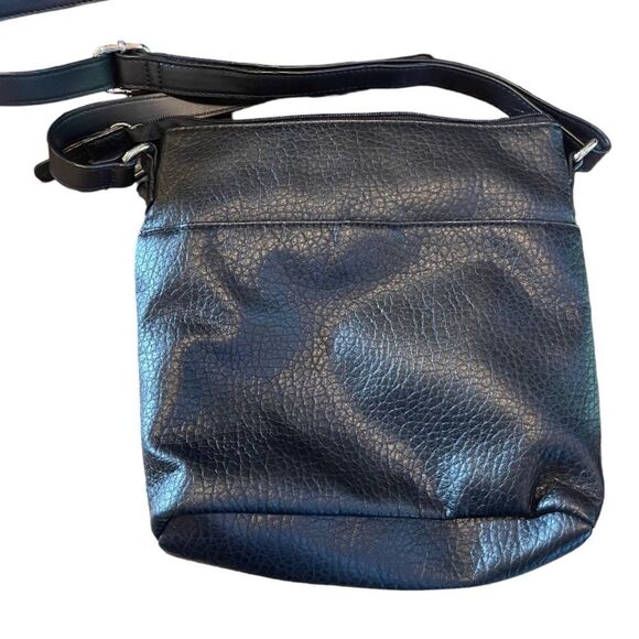 NWOT GIANI BERNINI Pebble Crossbody black silver tone hardware - Picture 3 of 4